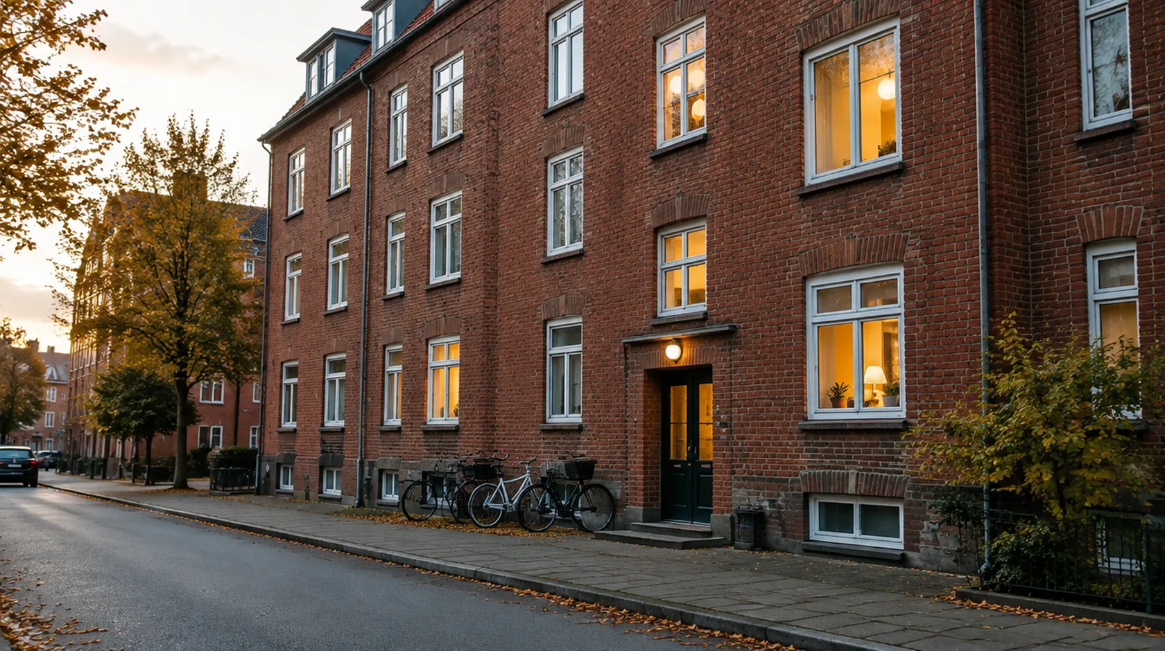 Ældre etageejendom i røde mursten i en dansk provinsby, en typisk udlejningsejendom
